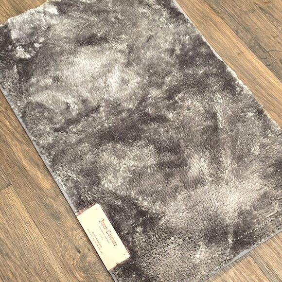 Juicy Couture Home Plush Bath Rug- Silver/Grey - Picture 8 of 10